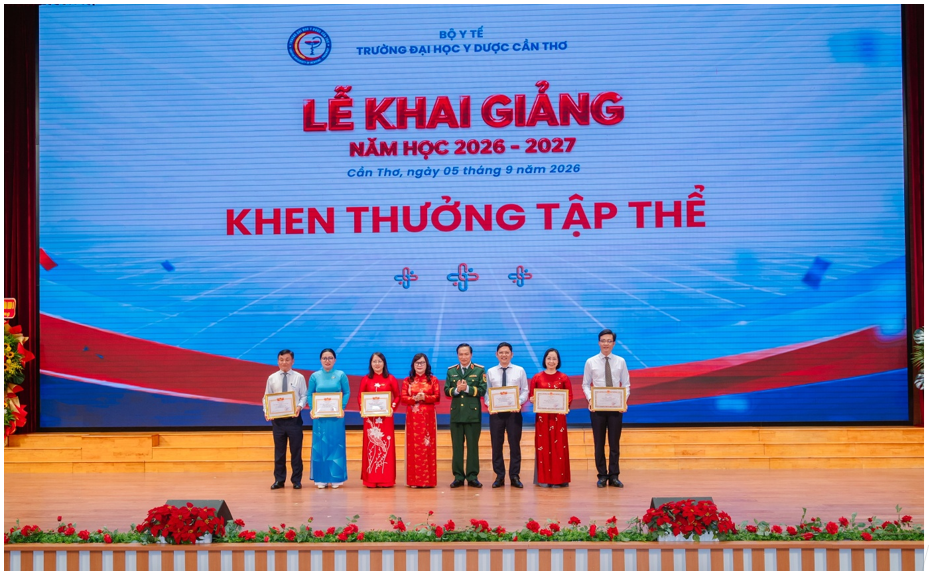 BỆNH VIỆN TRƯỜNG ĐẠI HỌC Y DƯỢC CẦN THƠ ĐÓN NHẬN DANH HIỆU TẬP THỂ LAO ĐỘNG XUẤT SẮC VÀ BẰNG KHEN CỦA BỘ TRƯỞNG BỘ Y TẾ