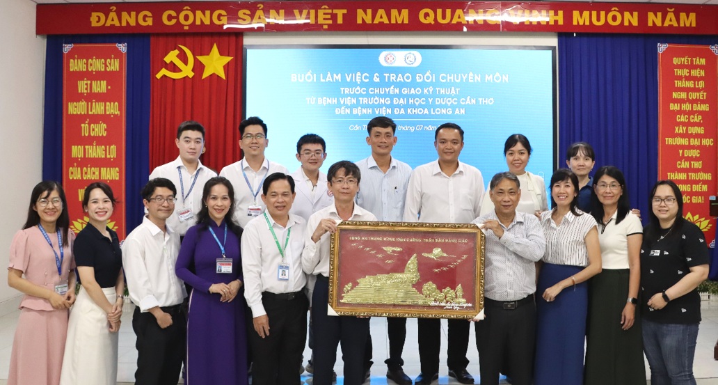 Bệnh viện Trường Đại học Y Dược Cần Thơ trao đổi chuyên môn trước khi chuyển giao kỹ thuật giám sát nồng độ thuốc Vancomycin trong trị liệu đến Bệnh viện Đa khoa Long An