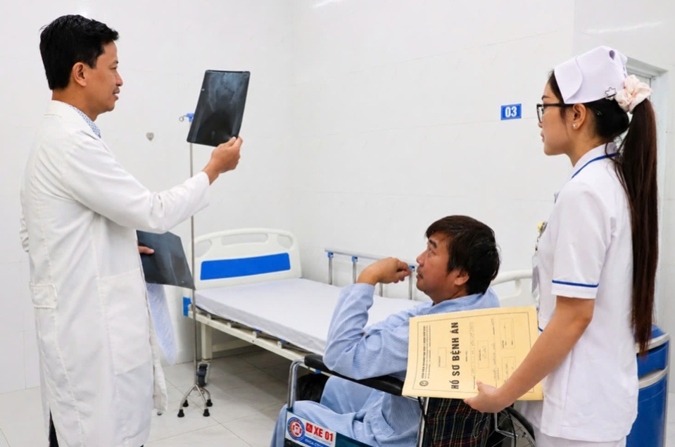 Sau 3 ngày thay toàn bộ hai khớp háng, nam người bệnh 47 tuổi đã tự đi bằng khung