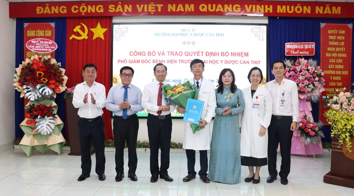 Công bố và trao quyết định bổ nhiệm Phó Giám đốc Bệnh viện Trường Đại học Y Dược Cần Thơ
